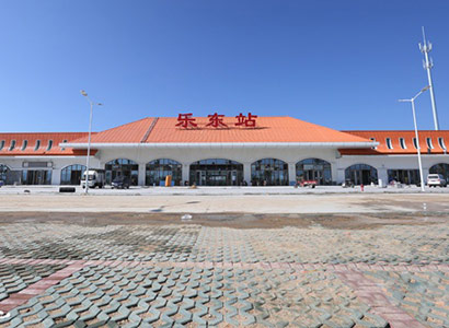 項(xiàng)目包括海南西環(huán)高鐵10個(gè)站點(diǎn)（下圖為站點(diǎn)之一“樂(lè)東站”），客戶(hù)定制520個(gè)鍍鋅井蓋，項(xiàng)目較高...